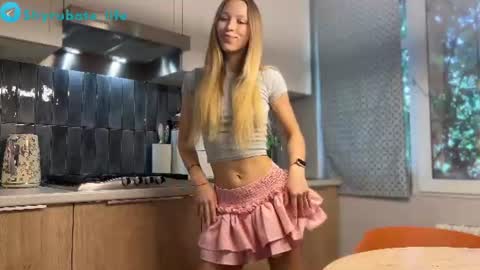 Snapshot of shyrubate chatting on June 12, 2026, 6:45 am Aurora online show from June 12, 2026, 6:45 am