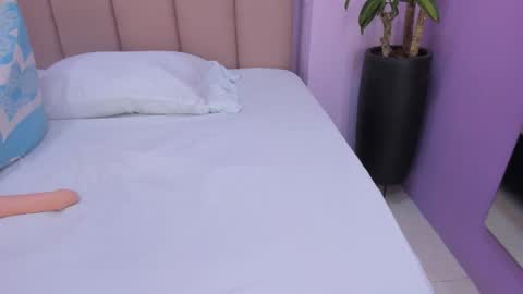 sienna_mg12 online show from November 28, 2025, 11:57 am