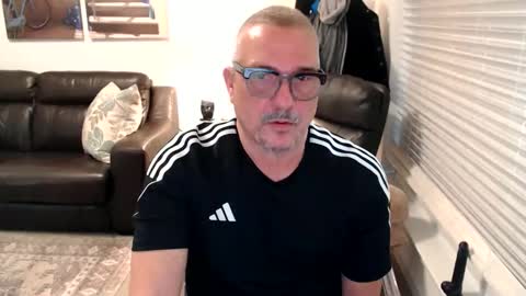 Snapshot of silveroli187 chatting on December 18, 2025, 3:51 pm silveroli187 online show from December 18, 2025, 3:51 pm