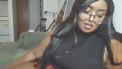 Snapshot of siminfox chatting on October 1, 2025, 12:38 am Simin Fox online show from October 1, 2025, 12:38 am