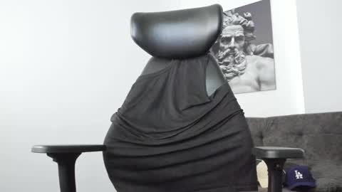 simon_leon01 online show from April 16, 2026, 12:06 pm