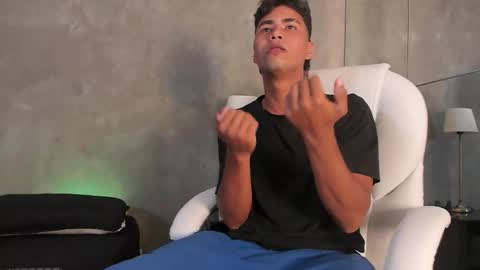 simon_pernia online show from November 28, 2025, 7:05 pm