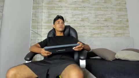 simon_pernia online show from December 3, 2025, 2:41 am