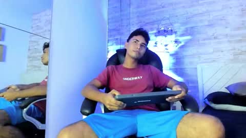 simon_pernia online show from December 4, 2025, 2:54 am