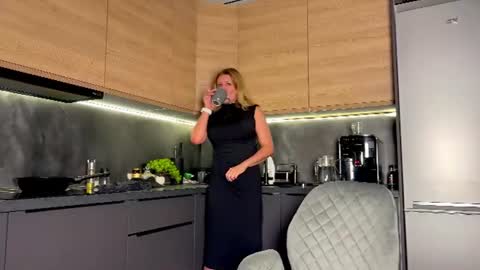 Snapshot of simply_sasha chatting on June 14, 2026, 8:27 am A present for me online show from June 14, 2026, 8:27 am