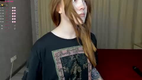 Snapshot of sinfulsmile_ chatting on June 20, 2026, 10:18 am Ivy online show from June 20, 2026, 10:18 am
