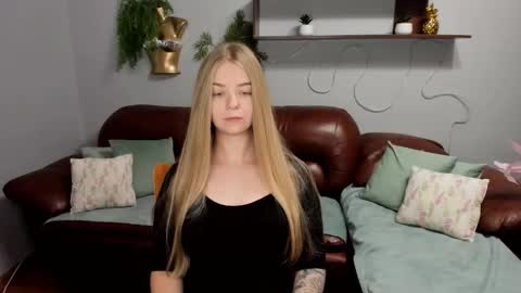 SirenaBloom online show from September 11, 2025, 5:29 am