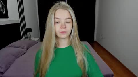 SirenaBloom online show from October 1, 2025, 9:26 am