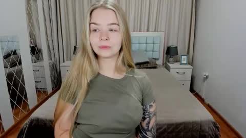 SirenaBloom online show from October 3, 2025, 5:37 am