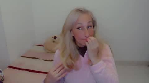 Snapshot of skarlett2072 chatting on May 12, 2026, 12:02 pm Arlett online show from May 12, 2026, 12:02 pm