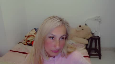 Snapshot of skarlett2072 chatting on May 15, 2026, 5:03 am Arlett online show from May 15, 2026, 5:03 am