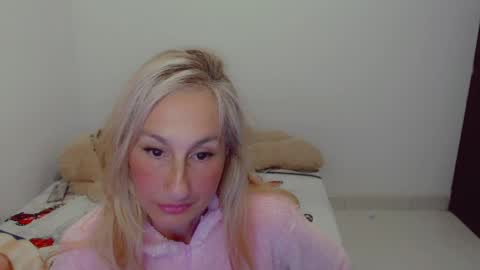 Snapshot of skarlett2072 chatting on May 18, 2026, 12:55 pm Arlett online show from May 18, 2026, 12:55 pm