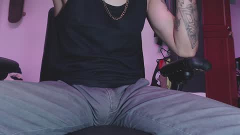 Snapshot of skateboy444 chatting on December 30, 2024, 12:32 am king online show from December 30, 2024, 12:32 am