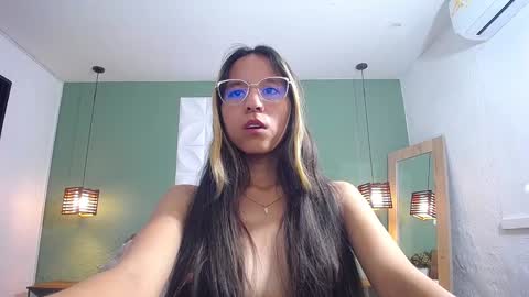 skinny_hottie18 online show from January 19, 2025, 1:33 pm