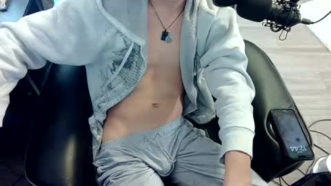 Snapshot of skrogdog chatting on July 9, 2026, 4:44 pm skrogdog online show from July 9, 2026, 4:44 pm