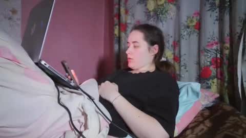 skyressie333 online show from December 9, 2024, 6:25 pm