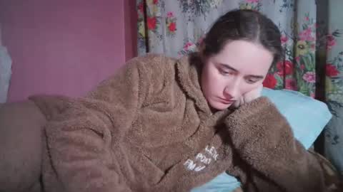 skyressie333 online show from December 12, 2024, 2:11 pm