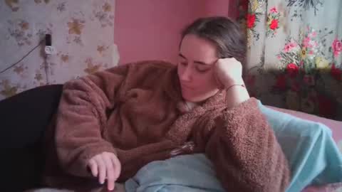 skyressie333 online show from December 16, 2024, 7:26 am