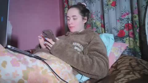 skyressie333 online show from December 16, 2024, 7:00 pm