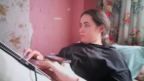 skyressie333 online show from December 22, 2024, 12:05 pm