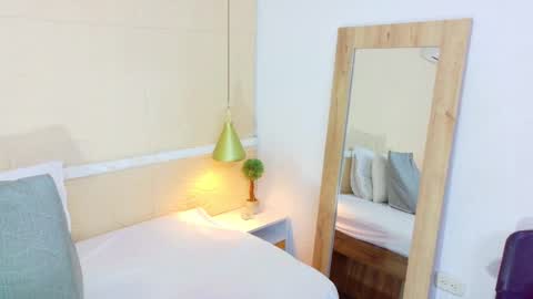 slim_chocobar18 online show from October 22, 2025, 1:33 pm