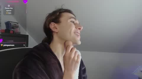 Natsu online show from December 1, 2025, 6:35 pm