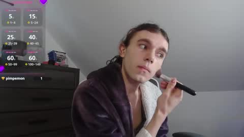 Natsu online show from December 3, 2025, 6:39 pm