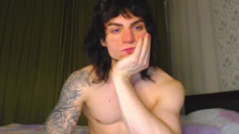 Snapshot of sly_gus chatting on December 1, 2025, 4:01 pm Gus online show from December 1, 2025, 4:01 pm