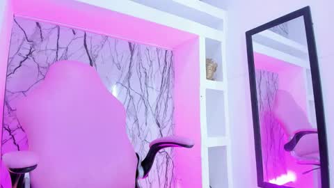 Small Hot19 online show from September 12, 2025, 9:42 am