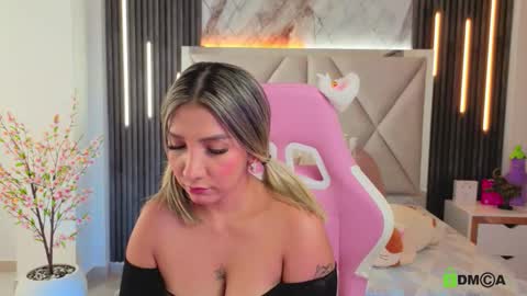 smile__1 online show from December 18, 2025, 3:07 pm