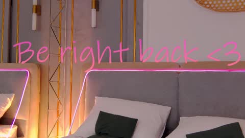 Mia online show from March 2, 2025, 11:50 am