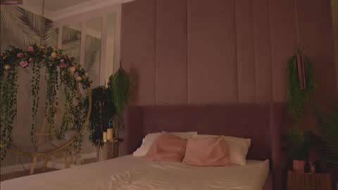 Mia online show from November 16, 2025, 5:02 am