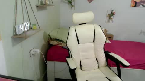 snow_2000 online show from January 8, 2026, 12:07 pm