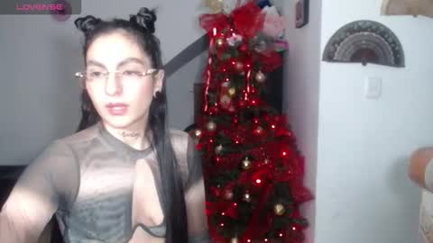 snow_sweet online show from December 5, 2025, 7:50 am
