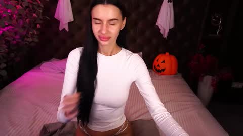 snow_whiteeex online show from October 31, 2025, 6:47 am