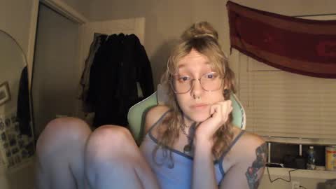 Snapshot of soffpurr chatting on May 15, 2026, 7:26 am Lilytea online show from May 15, 2026, 7:26 am