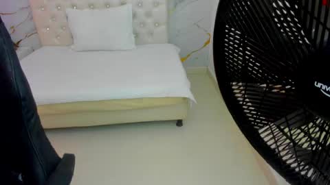 sofia_echeverri online show from April 18, 2026, 12:31 pm