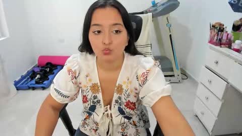 sofia_new online show from November 7, 2025, 5:35 pm