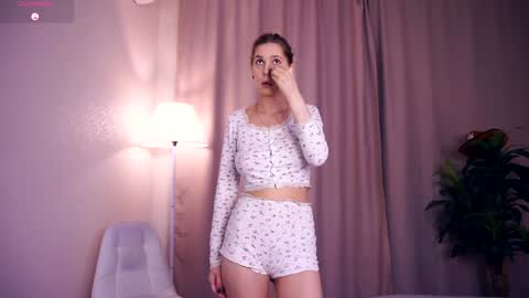 Hi My name is Sofia Welcome to my room Please thumbs up - its important online show from September 29, 2025, 6:29 am