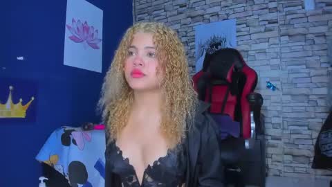 sofiacastillo01 online show from February 20, 2025, 12:36 pm