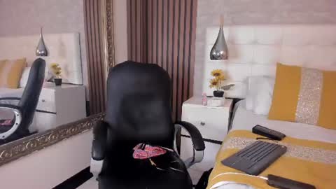 sofiathoompson online show from June 18, 2026, 9:41 pm