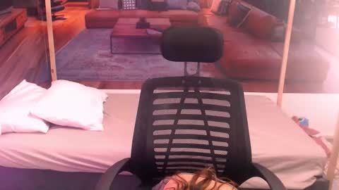 solarboom18 online show from November 6, 2025, 7:04 pm