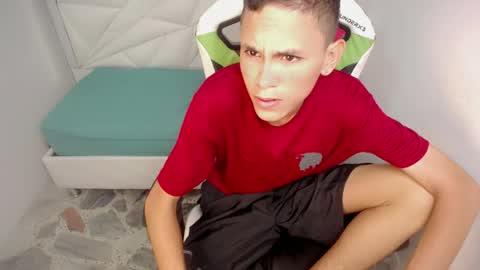 Snapshot of sombra_18 chatting on June 2, 2026, 2:46 am ESTEBAN online show from June 2, 2026, 2:46 am