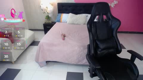 sophia_brunette21 online show from September 26, 2025, 1:04 pm