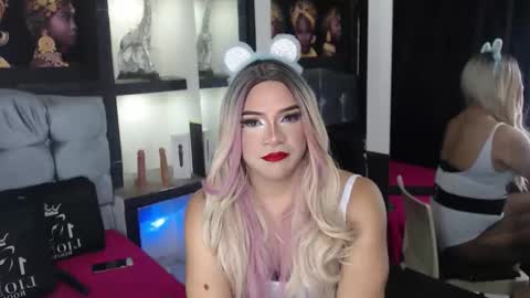 sophia_hott01 online show from November 18, 2025, 11:58 am