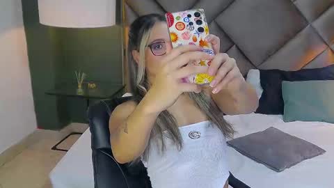 Snapshot of sophia_loreenn chatting on September 20, 2025, 3:02 pm Sofia online show from September 20, 2025, 3:02 pm