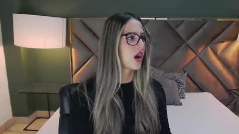 Snapshot of sophia_loreenn chatting on October 25, 2025, 2:46 pm Sofia online show from October 25, 2025, 2:46 pm