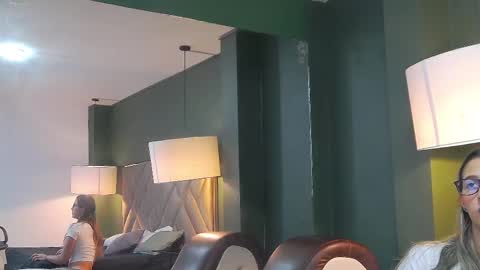 Snapshot of sophia_loreenn chatting on November 7, 2025, 2:06 pm Sofia online show from November 7, 2025, 2:06 pm