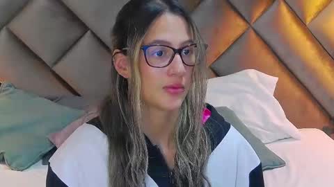 Snapshot of sophia_loreenn chatting on December 22, 2025, 2:25 pm Sofia online show from December 22, 2025, 2:25 pm