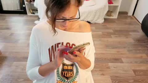 Sophie online show from September 12, 2025, 6:57 am